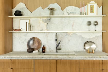 Mesada y alzada de granito Patagonia, en terminación Deep. Desarrolladas por Ital Piedras para el espacio de Rob Ortiz.