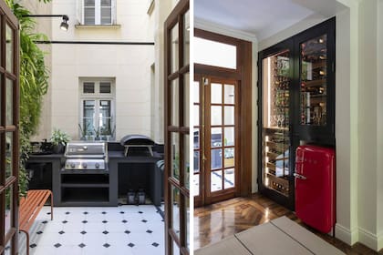 Mesada y alzada en Dekton ‘Sirius’ (Tamoni) y banco de caño pintado en color ladrillo (El Yeite). Cava (Luxury Cava Design) y frigobar ‘Retro Style’ (Smeg).