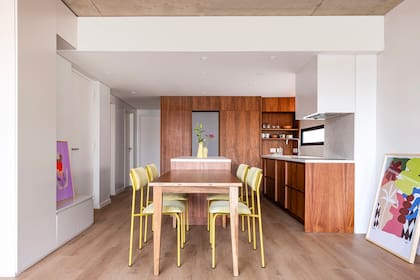 Mesada y alzada en tono 'Nebbia' (Dekton) y grifería monocomando 'Angolare' con pico articulado (Tramontina).