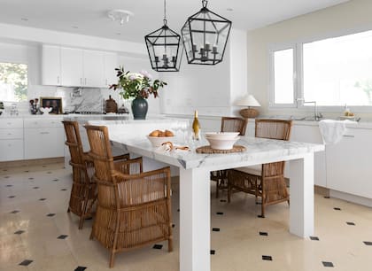 Mesadas y revestimiento (Marmolería Ayres de Quilmes). Lámparas de techo (Iluminación Hudson). Jarrón (Soleil Deco) con arreglo floral (Gabriela Morelli Flores).