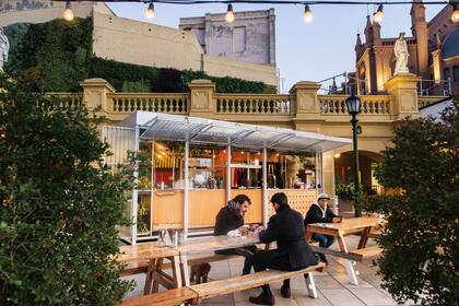 Mesas al aire libre en Camping, ubicado en el Buenos Aires Design