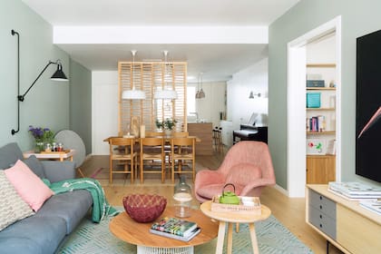 Mesas baja ‘Mesh’ (Kettal) y alta ‘Tripod’ (Ethnicraft),. Al fondo, colgantes blancas ‘Acorn’ (Northern Lighting) y banco ‘3171’.