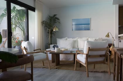 Mesas bajas, de arrime y sofá (Wood Market). Obra de Celina Eslava, 'Mar IV' (Diderot.art). Alfombra de yute.