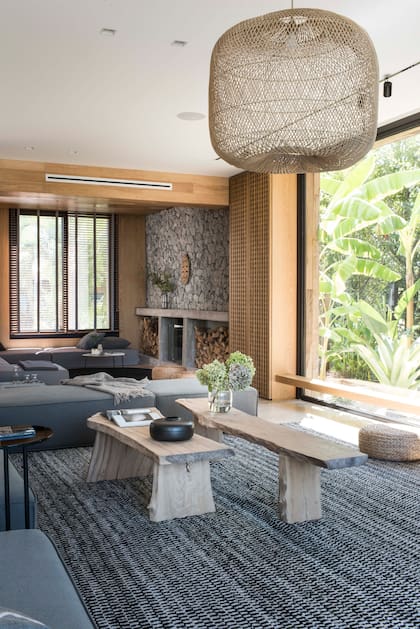 Mesas bajas en corteza (Landmark). Lámparas (Compañía Nativa)