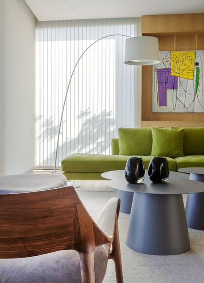 Mesas bajas (Matriz Design). Acrílico sobre tela ‘Géminis’ de Remo Bianchedi (Galería Jacques Martínez).