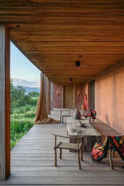 Mesas bajas y sillas rústicas (todo, Interiores B.AP)