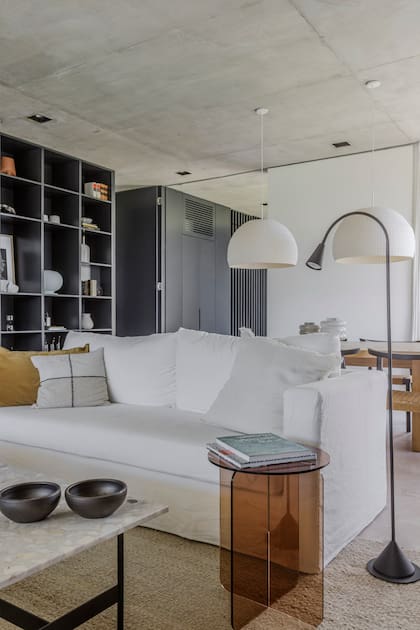 Mesas de acrílico (Ries). Lámpara de pie (Iluminación Agüero).