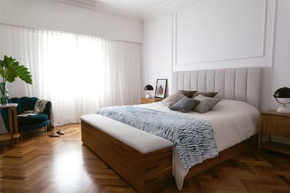 Mesas de luz, banqueta para guardar almohadones (Cas a Cas), soporte de cama (Estudio Losa). Fotografía (Francesca Darget para Tupé Home). Lámparas (Landmark). Pie de cama de género estampado a mano (Mercedes Segura).