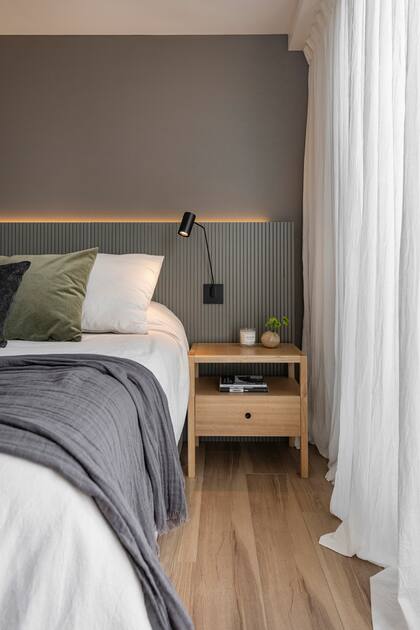 Mesas de luz diseñadas a medida (enchapadas en madera Kiri). Artefactos de iluminación (Huup), cortinas (Hilo).