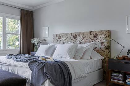 Mesas de luz en lino laqueado gris oscuro con detalles en petiribí (Talleres Sustentables). Cortinas de pana teñidas a mano. Respaldo (Marisa Bazán)