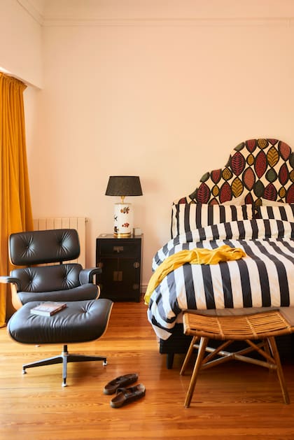 Mesas de luz vintage. Veladores (Gurru y Chaga) y poltrona Miller.