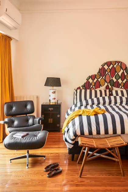 Mesas de luz vintage. Veladores (Gurru y Chaga) y poltrona Miller.