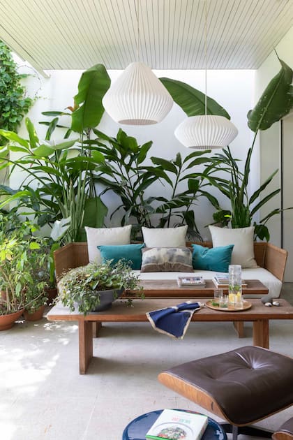 Mesas de madera (Broca). Lámparas colgantes (Doña 3D).