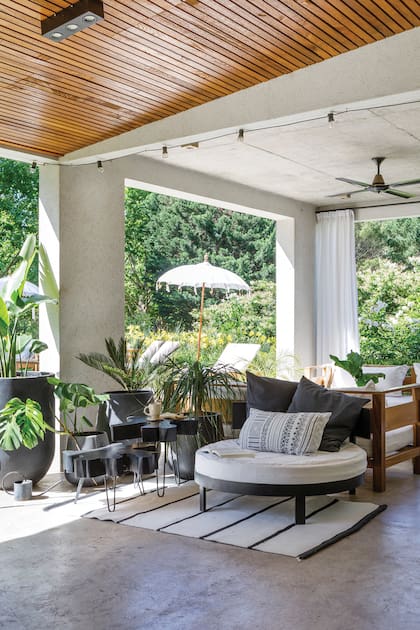 Mesas de tronco y sillón curvo (Raíz Negra). Ventiladores (Martin &
Martin). Alfombra (Mihran).