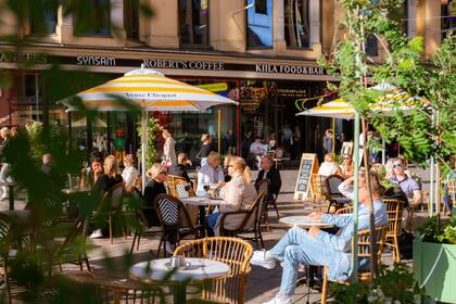 Mesas de un café en el centro de la ciudad en pleno verano