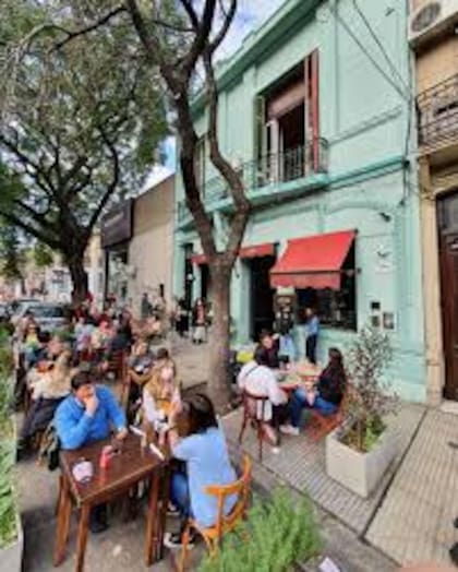 Mesas en la vereda de Malvón