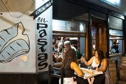 Mesas en la vereda de Mataderos