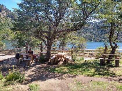 Mesas exteriores con vista a la laguna