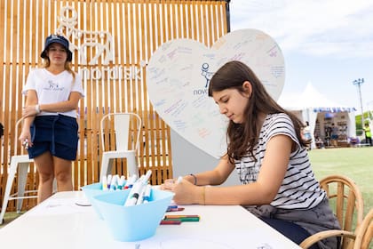 Mesas, figuras de corazones y marcadores formaron parte de la propuesta.