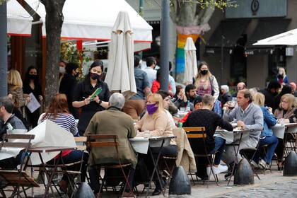 Mesas llenas en las veredas de Palermo