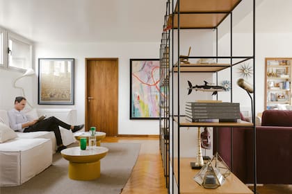 Mesas ratonas (Federico Churba) intervenidas con tapas de terrazo (Pimux). La lámpara ‘Pipe’, modelo del estudio arquitectónico Herzog & De Meuron. Obra en colores (Lautaro Cuttica) y lámina antigua (Mercado de San Telmo).