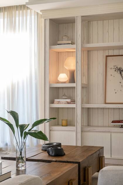 Mesas ratonas hechas a medida de bloques de madera natural y bases en hierro doradas (Métier Studio).