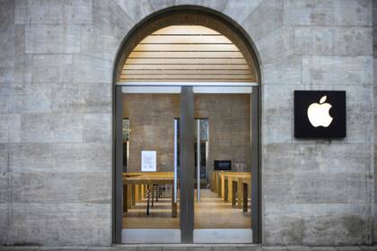 Mesas vacías en el Apple Store cerrado del bulevar Kurfuerstendamm en Berlín