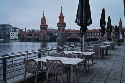 Mesas vacías en el paseo junto al río en Berlín el 5 de enero de 2021