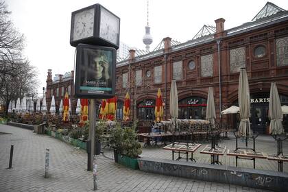 Mesas y sillas apiladas frente a los restaurantes en el Hackescher Markt en Berlín, el 2 de abril de 2020, cerrados por las medidas de confinamiento ante el avance del coronavirus