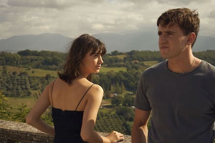 Mescal junto a Daisy Edgar Jones en la extraordinaria miniserie británica, "Normal People", basada en la novela de Sally Rooney