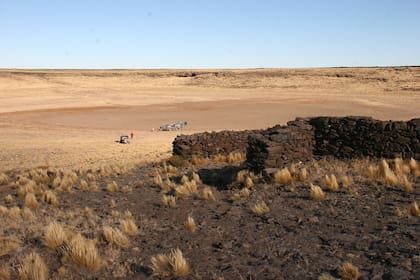 Antiguas construcciones pueden encontrtarse a lo largo de la meseta de Somuncurá
