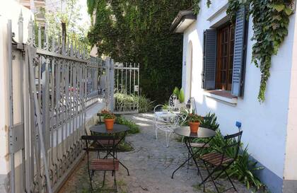 Mesitas en el patio exterior de la casa en la que funciona Helen Guest´s House.