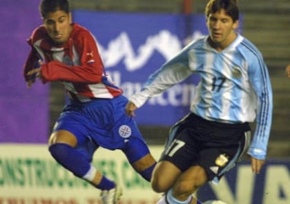 El 29 de junio de 2004 que entró en las célebres efemérides del fútbol argentino: sin perder el tiempo, Pekerman-Tocalli organizaron un amistoso para evitar que España insistiera con nacionalizar a Messi. ¿El rival de apuro? Paraguay, en la cancha de Argentinos
