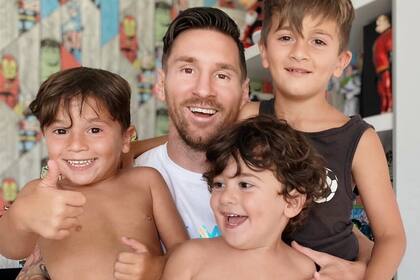Lionel Messi junto a sus hijos en la intimidad; al astro le gustaría disfrutar más salidas con ellos pasando inadvertido