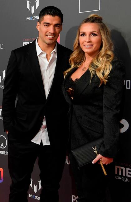 Luis Suárez y Sofía Balbi acompañaron a sus amigos en el lanzamiento