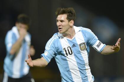Un festejo especial, en el estadio Kempes: hasta esa noche de 2012, Messi sumaba 27 goles en la selección, pero ninguno de tiro libre. Ya suma 6 por esa vía, y 71 en total 