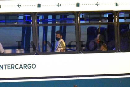 Messi aborda el avión desde Rosario junto a su familia