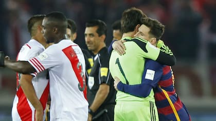 Barovero junto a Messi, tras la final del Mundial de Clubes