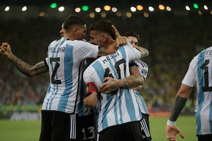 Messi abraza a Otamendi, autor del gol del triunfo de la Argentina