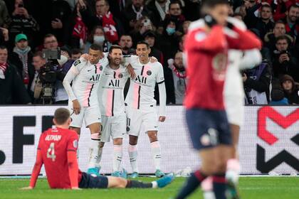 Messi, abrazado por Mbappé y Di María tras convertir el golazo