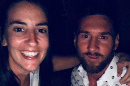 Messi accedió a sacarse fotos con otras personas que estaban en el lugar