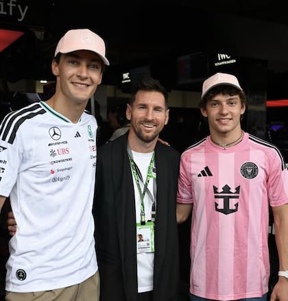 Messi acompañado por George Russell y Kimi Antonelli