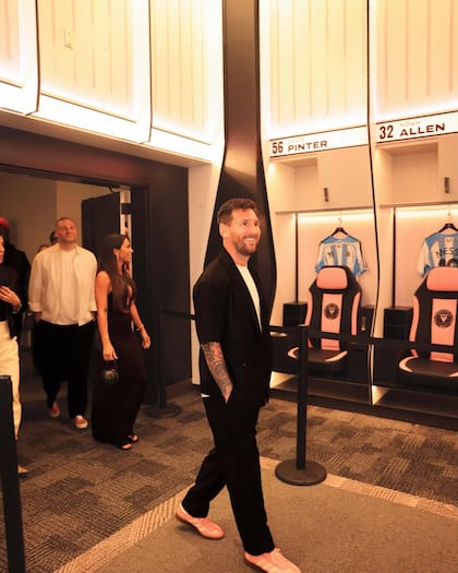 Messi acompañó a su esposa con un look urbano que complementó a la perfección cada toma (Foto: Instagram/@antonelaroccuzzo)