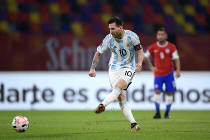 Messi al gol, desde el punto del penal; entró en la distinguido Top 10 de jugadores que más tantos han convertido en la historia a nivel selección