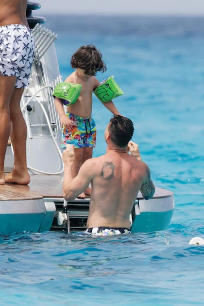 Messi anima a Ciro (3), el menor de sus herederos, a darse un chapuzón