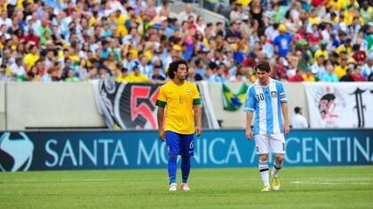 Messi ante Brasil con el banner de Santa Monica