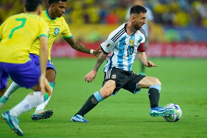 Messi ante Brasil, en el último partido por las Eliminatorias sudamericanas en el estadio Maracaná de Río de Janeiro. 
