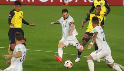 Messi ante Ecuador, en la Bombonera. El equipo de Alfaro complicó mucho a la Argentina, en el debut de ambos en las Eliminatorias.