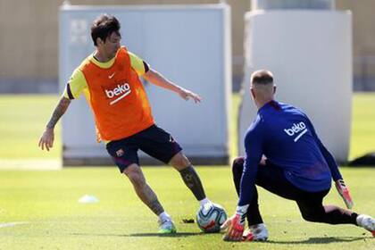 Messi ante Ter Stegen, en uno de los entrenamientos grupales que ya están permitidos en Barcelona