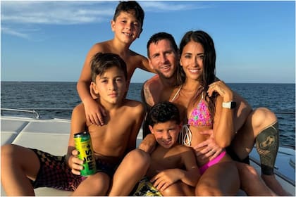 Messi, Antonela y sus tres hijos Thiago, Ciro y Mateo